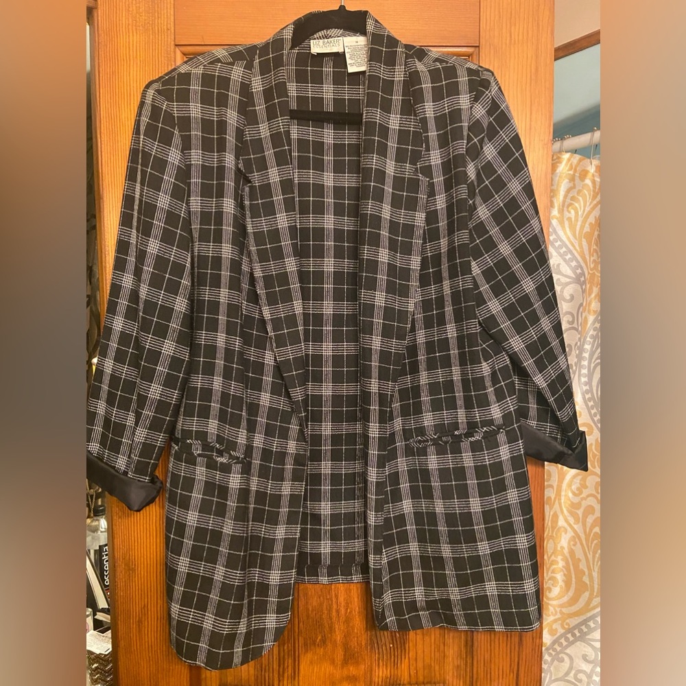 Large black and white blazer for work or okay! Like Greta with a tee shirt!